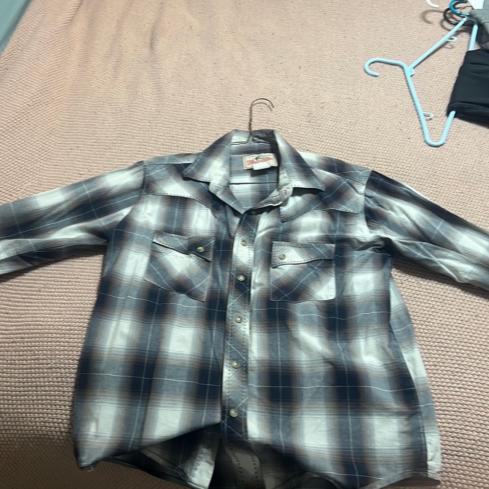 Men wrangler pearl button. Button down.